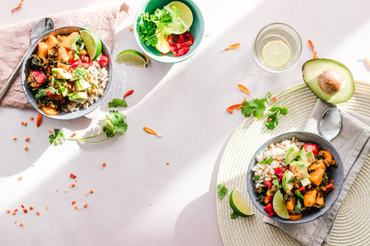 mesa com pratos de salada