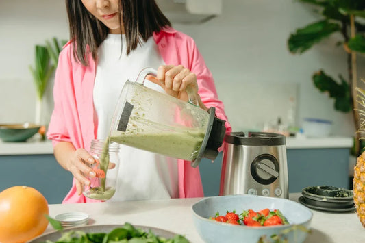 mulher preparando uma vitamina