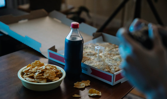 mesa com alimentos ultraprocessados