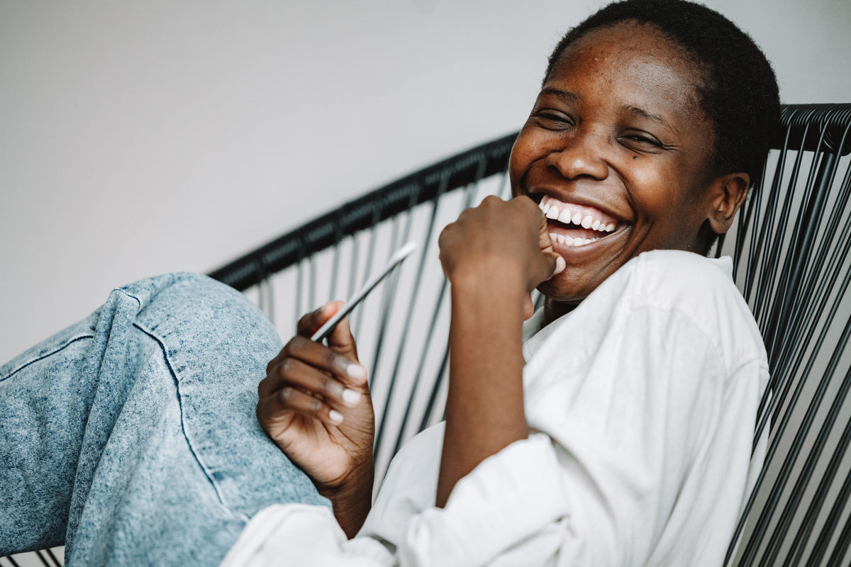 mulher sentado sorrindo