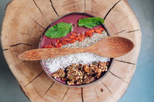 Bowl de açaí feito com açaí em pó, tornando um alimento prático