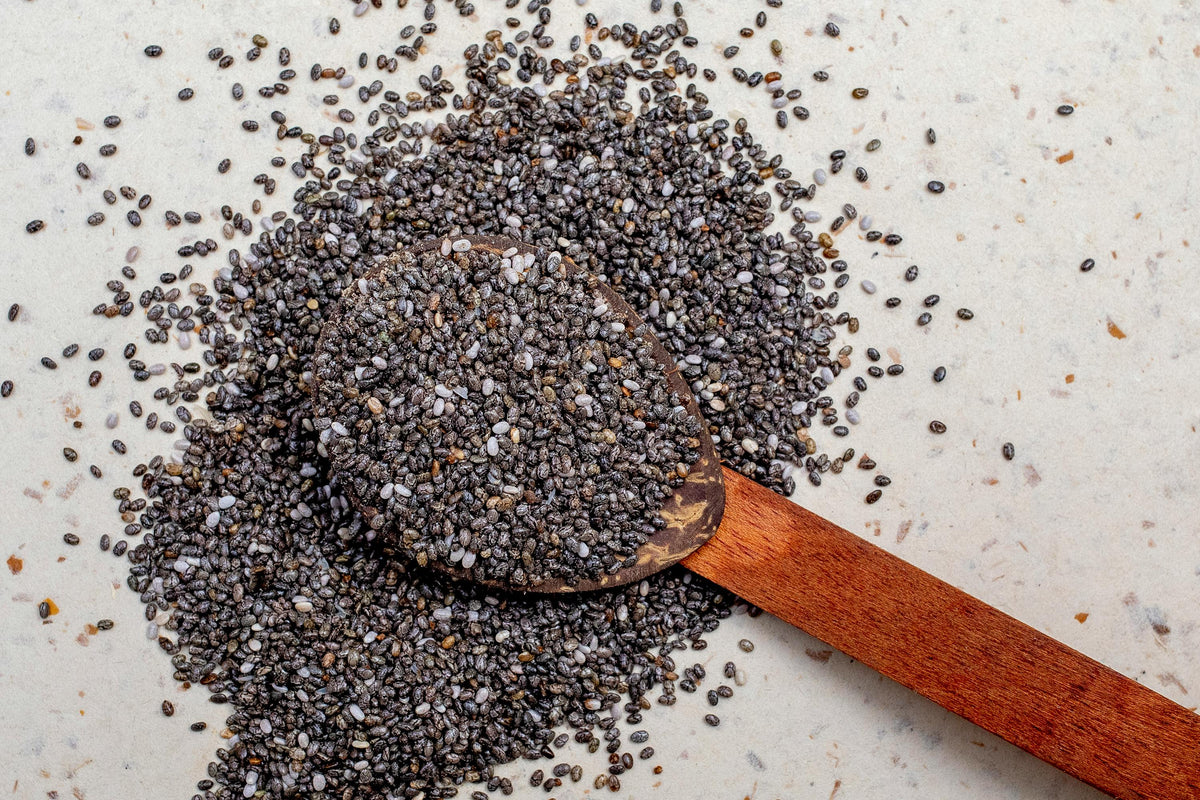 Semente de chia sobre mesa branca