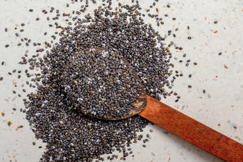 Semente de chia sobre mesa branca