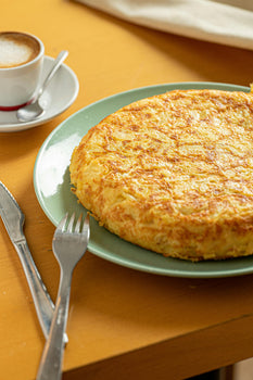 Pão de queijo de frigideira fit pronto, em um prato verde