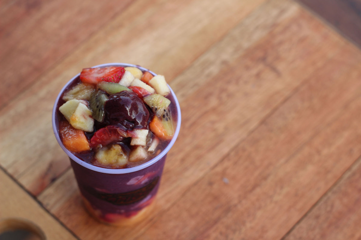 copo com açaí e frutas