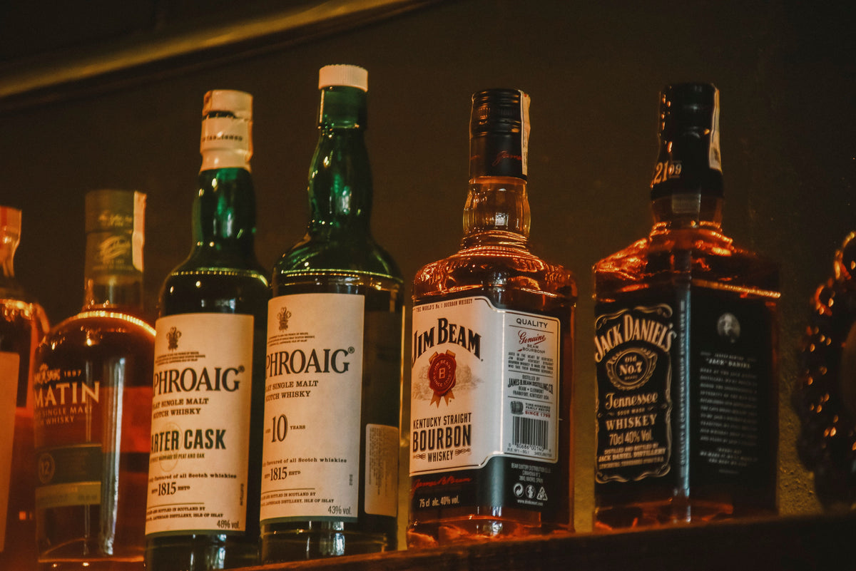 Garrafas de bebidas alcoólicas posicionadas em prateleira