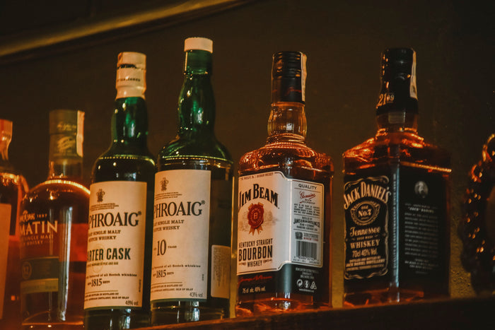 Garrafas de bebidas alcoólicas posicionadas em prateleira
