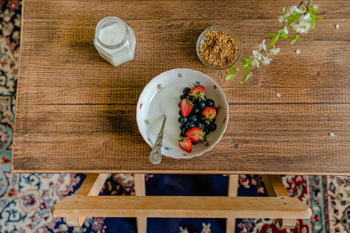 Mesa com iogurte e frutas