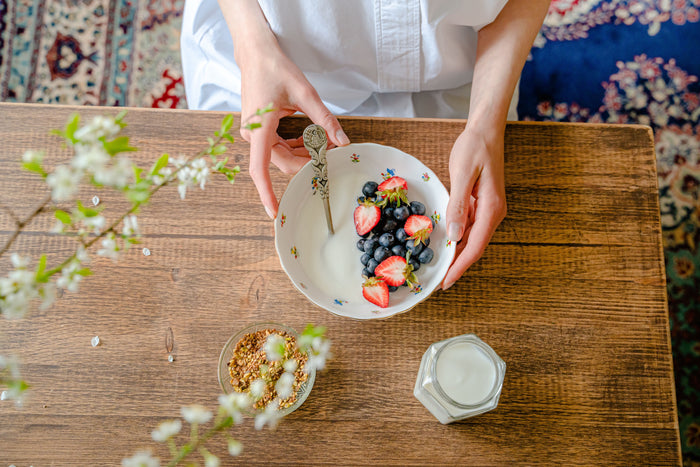 mulher preparando iogurte