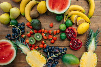 frutas sobre mesa de madeira
