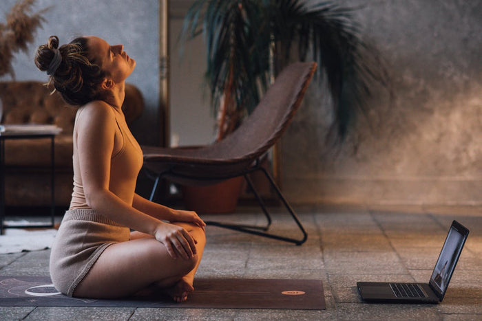 Mulher meditando 