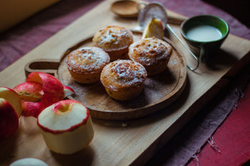 muffin de maçã fit em cima de uma tabua de madeira