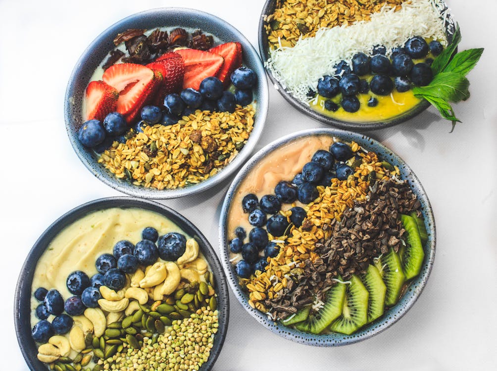 Tigela com açaí e acompanhamentos, uma das receitas com açaí