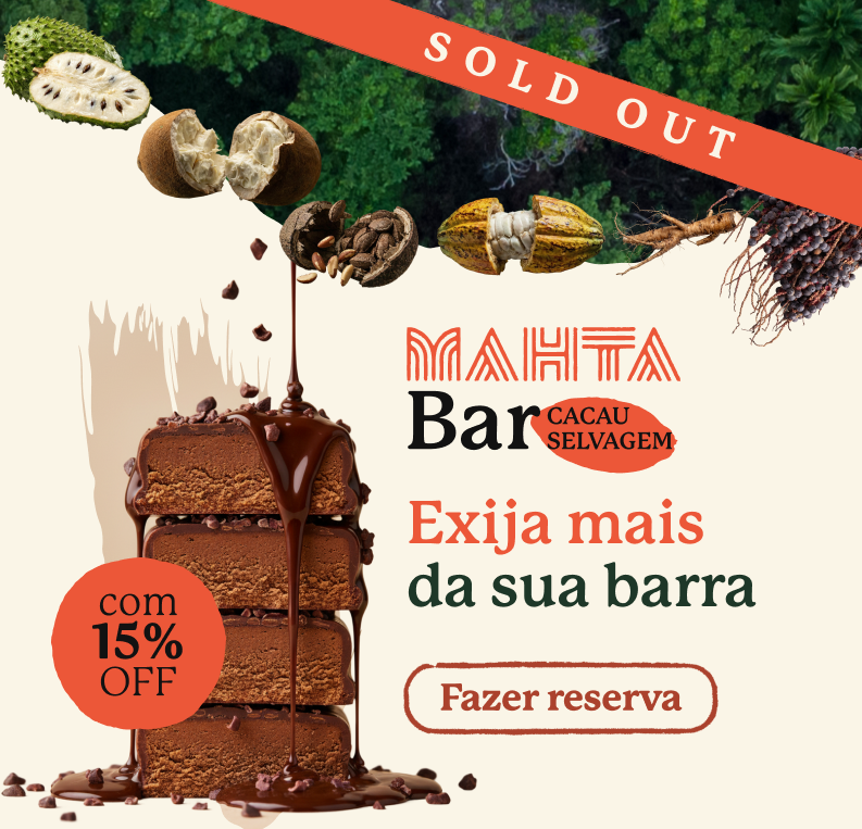 Banner de lançamento Mahta Bar sabor Cacau selvagem com os dizeres "Sold Out", "Exija mais da sua barra" 15% de desconto para reserva do segundo lote. A imagem tem um fundo mostrando a visão superior de uma mata tropical, o destaque mostra a barra cortada ao meio valorizando sua textura natural e cobertura de nibs de cacau selvagem. Em volta da barra podem ser vistos alguns de seus ingredientes naturais amazônicos como Graviola, Bacuri, Chicória, Cupuaçu, Castanha-do-Brasil, Cumaru, Muruci, Taperebá e Açaí.